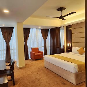 White Park Hotel & Suites